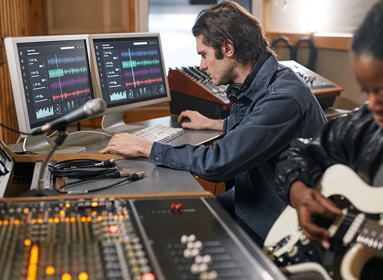 Compositor trabajando en la banda sonora de un juego